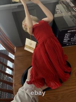 Poupée en porcelaine Marilyn Monroe en robe rouge de Franklin Mint sur support en bois