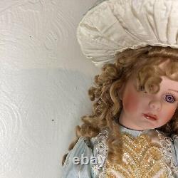 Poupée en porcelaine Miss Margaret Thelma Resch avec cheveux blonds et yeux violets de style vintage