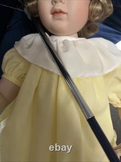 Poupée en porcelaine Vintage 1968 Morton Salt Umbrella Girl avec boîte, certificat et support