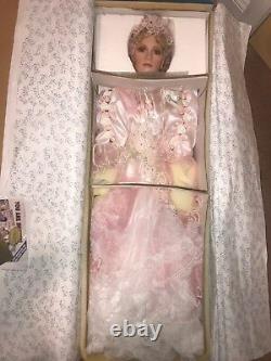 Poupée en porcelaine Vintage Angelique par Rustie 1999 en parfait état