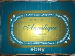Poupée en porcelaine Vintage Angelique par Rustie 1999 en parfait état