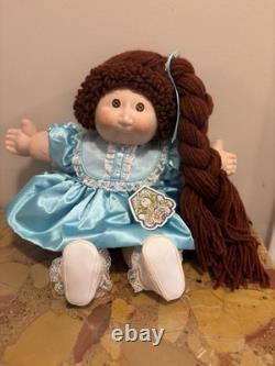 Poupée en porcelaine Vintage Cabbage Patch Kids cheveux tressés brun rouge robe bleue 1985