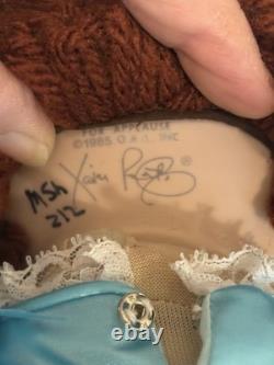 Poupée en porcelaine Vintage Cabbage Patch Kids cheveux tressés brun rouge robe bleue 1985