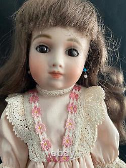 Poupée en porcelaine 'Vivienne' de 12,5 A. T. 11' par Branka Scharli - Prête à être exposée