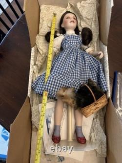 Poupée en porcelaine Vtg. Franklin Heirloom Dorthy et Toto avec support, boîte d'origine