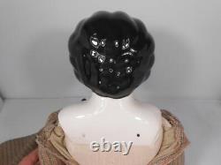 Poupée en porcelaine à tête de biscuit vintage avec des épaules, des cheveux noirs et des yeux bleus 30