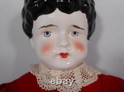 Poupée en porcelaine à tête et épaules larges, cheveux noirs et yeux bleus, de style vintage 34'