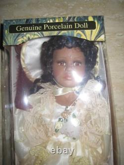 Poupée en porcelaine afro-américaine vintage faite à la main. NEUVE dans sa BOÎTE D'ORIGINE