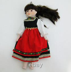 Poupée en porcelaine allemande Vintage de 1989 de 15 pouces en robe traditionnelle de fête avec yeux en verre