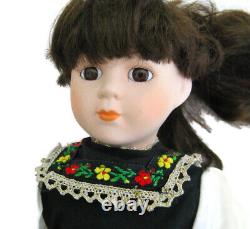 Poupée en porcelaine allemande Vintage de 1989 de 15 pouces en robe traditionnelle de fête avec yeux en verre