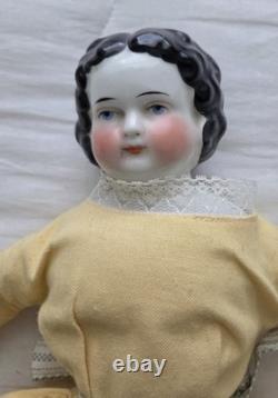 Poupée en porcelaine allemande à tête plate antique 17 avec ancien corps et vêtements