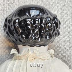 Poupée en porcelaine allemande antique 1850-1880 avec mains en cuir, chariot couvert, non marquée