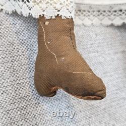 Poupée en porcelaine allemande antique 1850-1880 avec mains en cuir, chariot couvert, sans marque