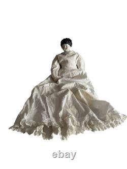 Poupée en porcelaine allemande antique de 22 pouces avec robe de travail blanche antique