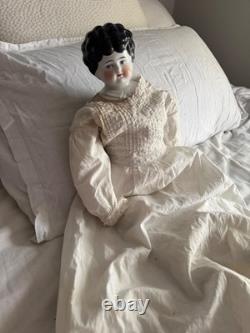 Poupée en porcelaine allemande antique de 22 pouces avec robe de travail blanche antique