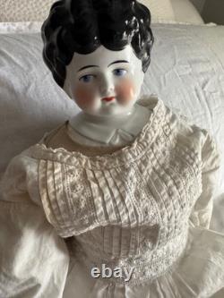 Poupée en porcelaine allemande antique de 22 pouces avec robe de travail blanche antique