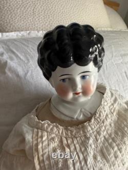 Poupée en porcelaine allemande antique de 22 pouces avec robe de travail blanche antique