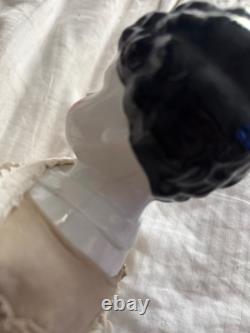 Poupée en porcelaine allemande antique de 22 pouces avec robe de travail blanche antique