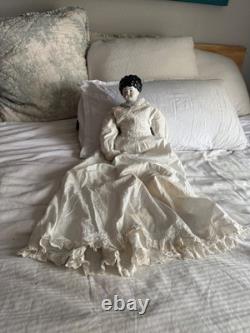 Poupée en porcelaine allemande antique de 22 pouces avec une robe de travail blanche antique