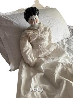 Poupée en porcelaine allemande antique de 22 pouces avec une robe de travail blanche antique