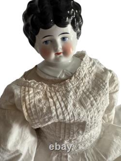 Poupée en porcelaine allemande antique de 22 pouces avec une robe de travail blanche antique