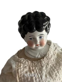 Poupée en porcelaine allemande antique de 22 pouces avec une robe de travail blanche antique