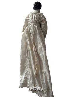 Poupée en porcelaine allemande antique de 22 pouces avec une robe de travail blanche antique