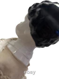 Poupée en porcelaine allemande antique de 22 pouces avec une robe de travail blanche antique