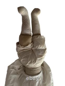 Poupée en porcelaine allemande antique de 22 pouces avec une robe de travail blanche antique