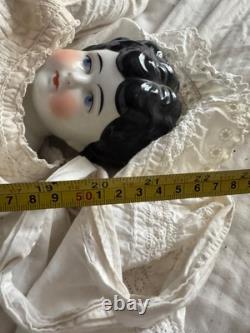 Poupée en porcelaine allemande antique de 22 pouces avec une robe de travail blanche antique