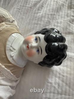 Poupée en porcelaine allemande antique de 22 pouces avec une robe de travail blanche antique