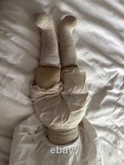 Poupée en porcelaine allemande antique de 22 pouces avec une robe de travail blanche antique