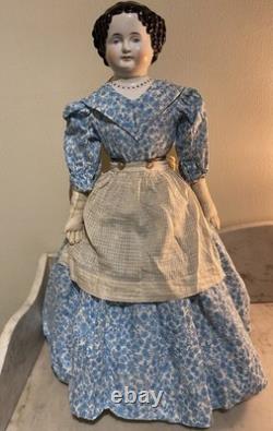 Poupée en porcelaine allemande de haute qualité avec tête en Chine, collier moulé désiré, pressé à la main.