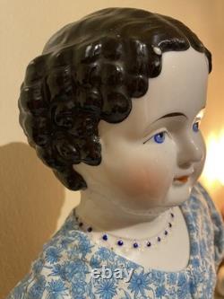 Poupée en porcelaine allemande de haute qualité avec tête en Chine, collier moulé désiré, pressé à la main.
