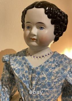 Poupée en porcelaine allemande de haute qualité avec tête en Chine, collier moulé désiré, pressé à la main.