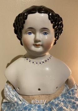 Poupée en porcelaine allemande de haute qualité avec tête en Chine, collier moulé désiré, pressé à la main.