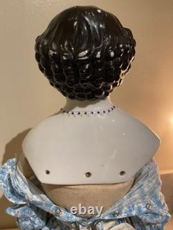 Poupée en porcelaine allemande de haute qualité avec tête en Chine, collier moulé désiré, pressé à la main.