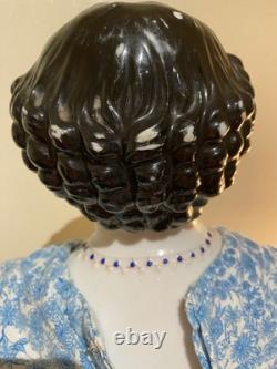 Poupée en porcelaine allemande de haute qualité avec tête en Chine, collier moulé désiré, pressé à la main.