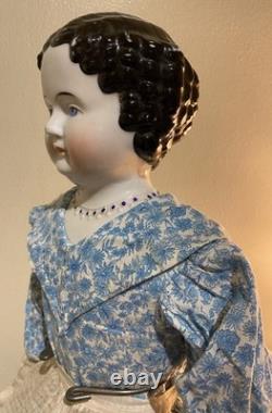 Poupée en porcelaine allemande de haute qualité avec tête en Chine, collier moulé désiré, pressé à la main.