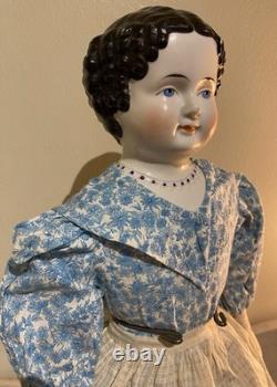 Poupée en porcelaine allemande de haute qualité avec tête en Chine, collier moulé désiré, pressé à la main.