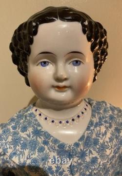 Poupée en porcelaine allemande de haute qualité avec tête en Chine, collier moulé désiré, pressé à la main.