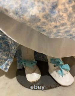 Poupée en porcelaine allemande de haute qualité avec tête en Chine, collier moulé désiré, pressé à la main.