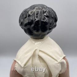 Poupée en porcelaine allemande du XIXe siècle avec une tête en porcelaine et un nœud rose à cheveux à Silver Dollar City, Missouri