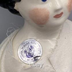 Poupée en porcelaine allemande du XIXe siècle avec une tête en porcelaine et un nœud rose à cheveux à Silver Dollar City, Missouri