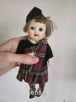 Poupée en porcelaine ancienne allemande de 9 pouces, garçon écossais, avec yeux ouverts et fermés et dents