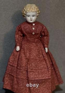 Poupée en porcelaine antique avec tête en porcelaine, corps en tissu, robe rouge, style des années 1800