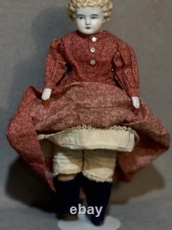 Poupée en porcelaine antique avec tête en porcelaine, corps en tissu, robe rouge, style des années 1800