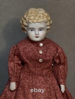 Poupée en porcelaine antique avec tête en porcelaine, corps en tissu, robe rouge, style des années 1800