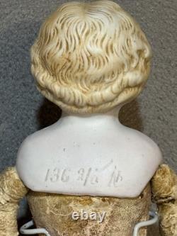 Poupée en porcelaine antique avec tête en porcelaine, corps en tissu, robe rouge, style des années 1800