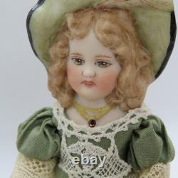 Poupée en porcelaine antique reproduite de 3 1/2 avec dentelle antique par l'artisan PAT BOLDT